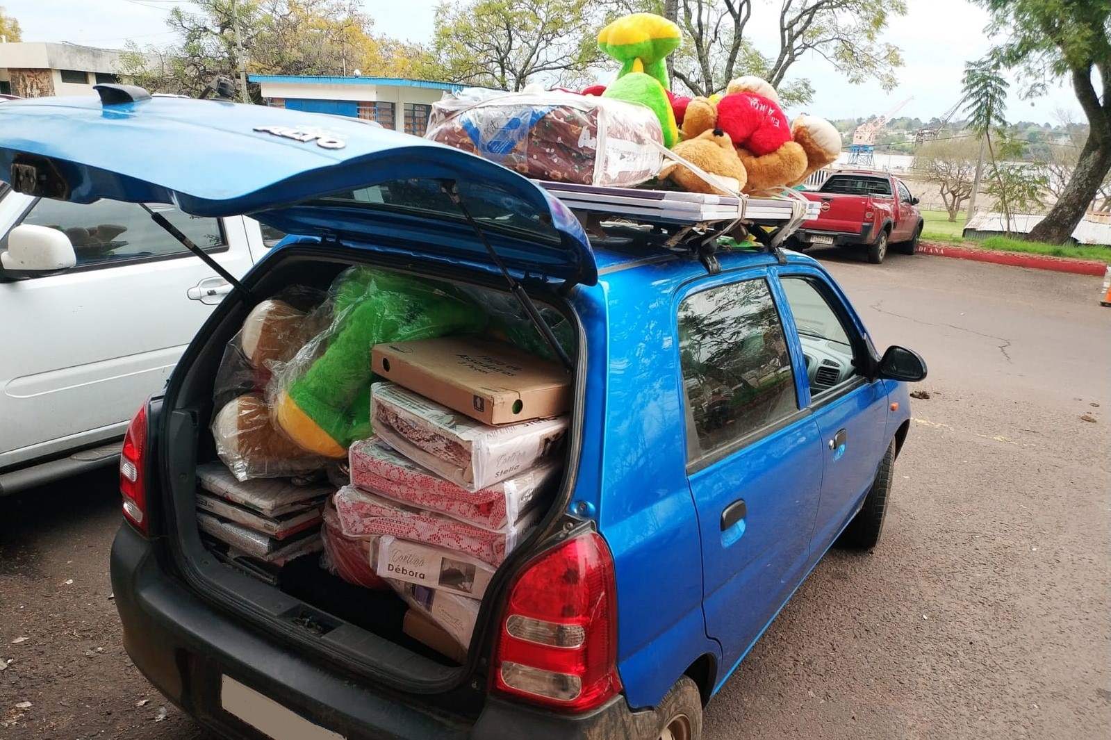 Imagen de automóvil incautado cargado de mercadería
