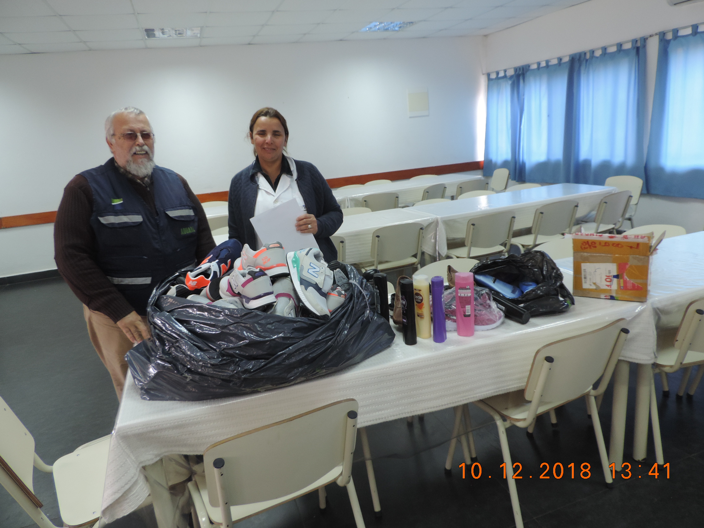 Imagen de funcionario aduanero entregando artículos donados.