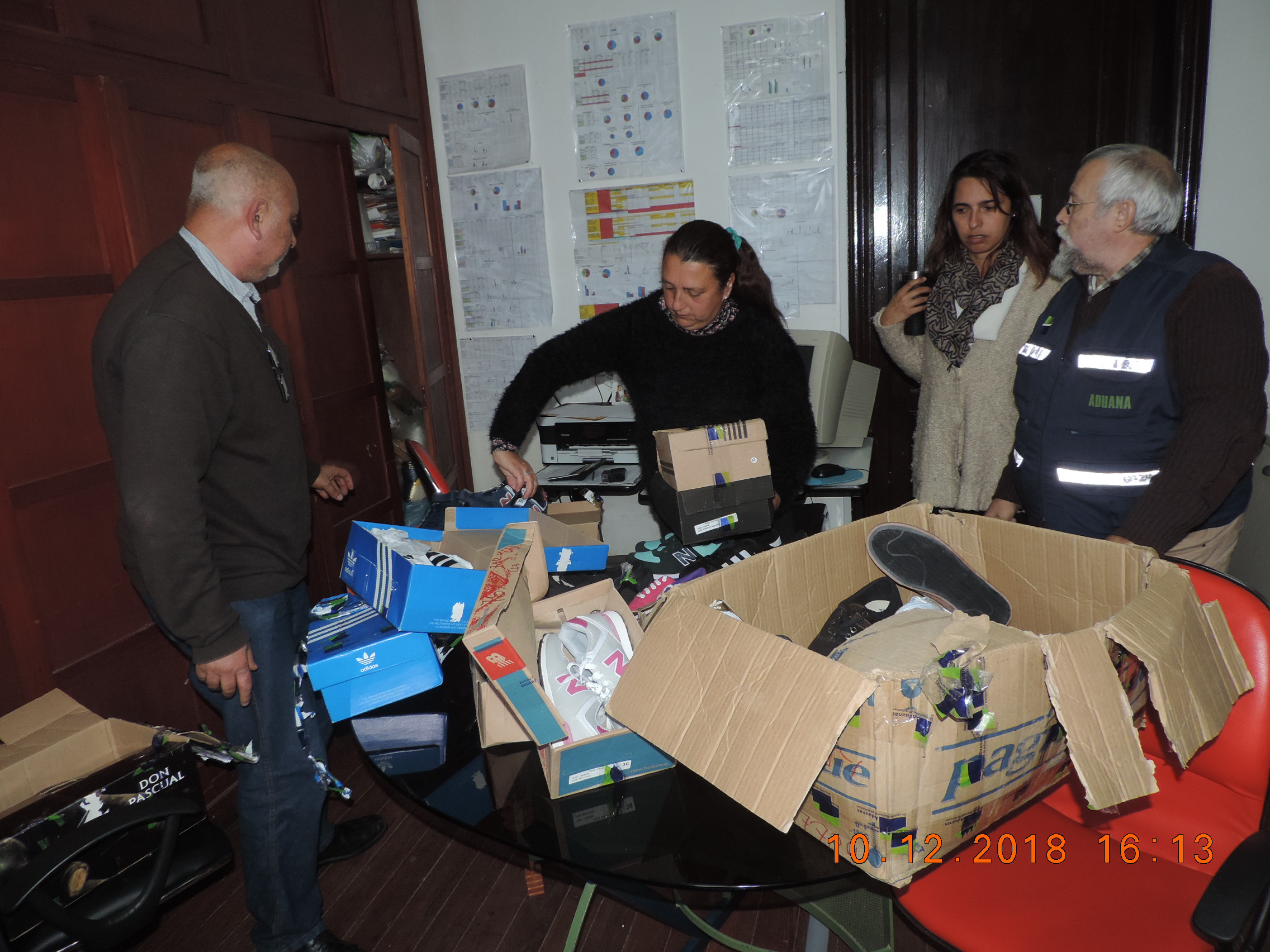 Imagen de funcionario aduanero entregando artículos donados.