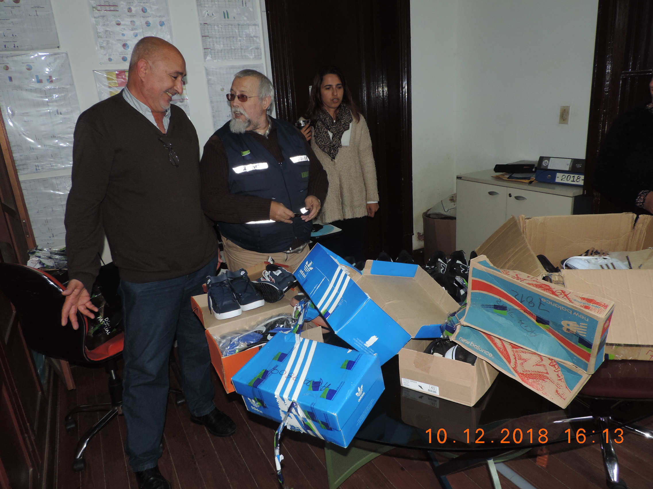 Imagen de funcionario aduanero entregando artículos donados.